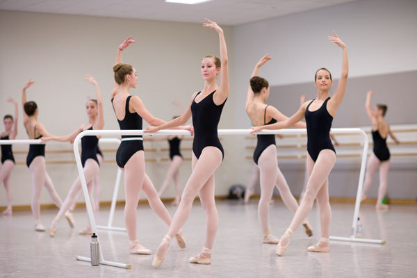 element passen Creatie older-girls-in-Ballet-class - Danswinkel Amersfoort